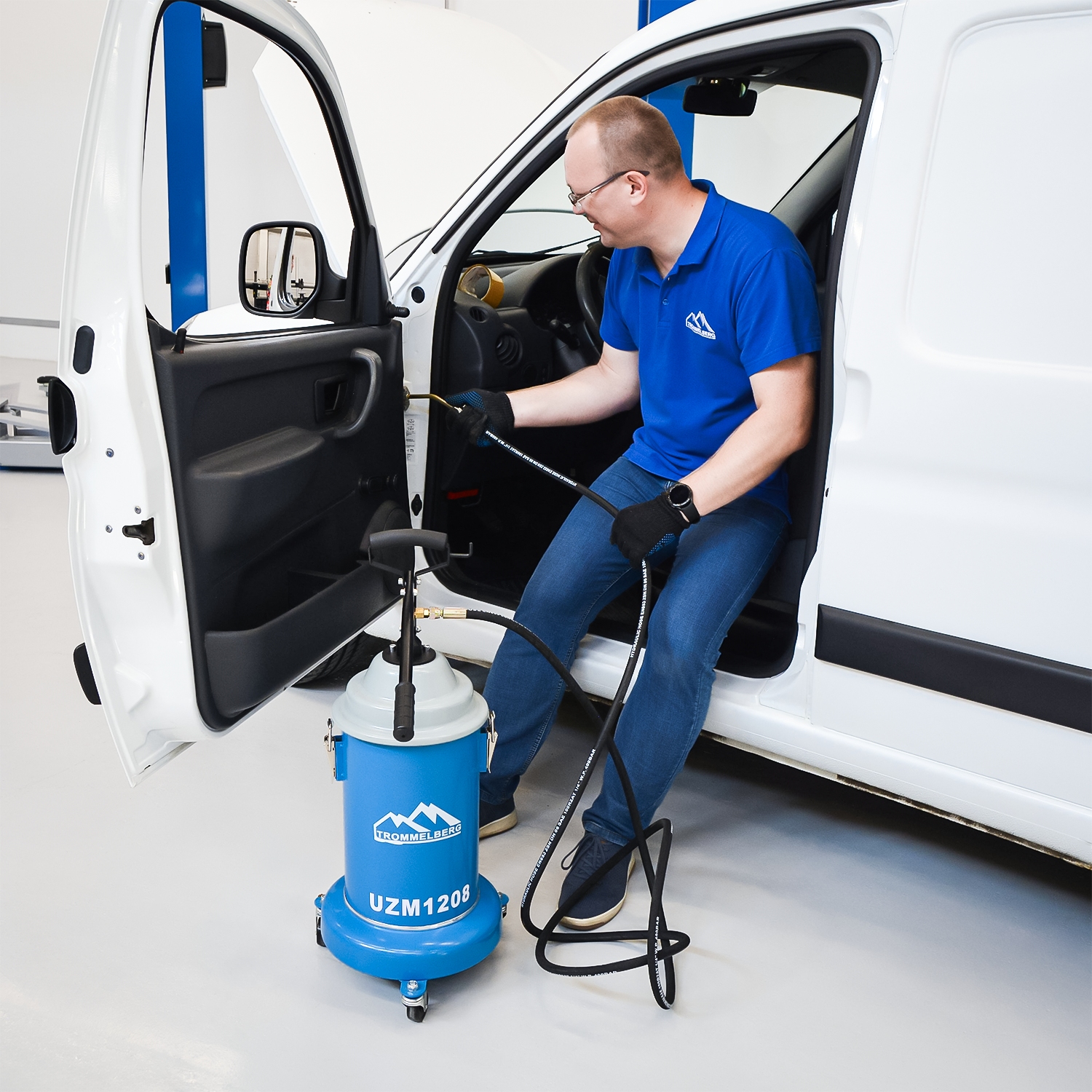 Ручной нагнетатель густых смазок TROMMELBERG UZM1208 вместимостью 13 кг