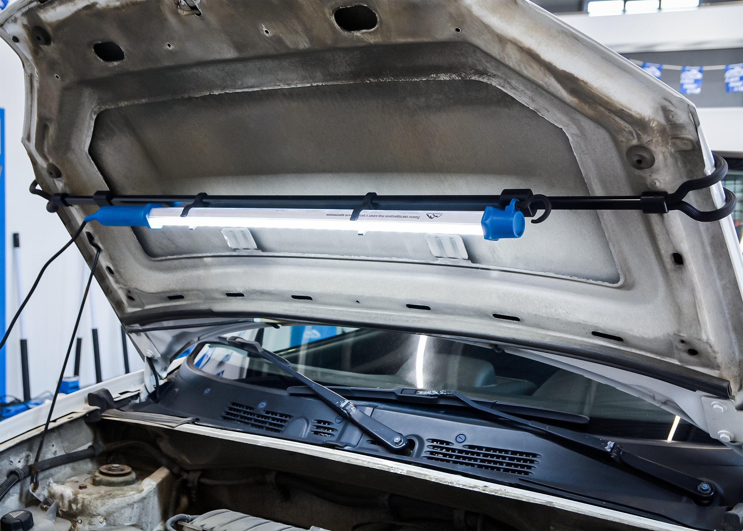 Лампа светодиодная с раздвижным креплением под капот TROMMELBERG L102149