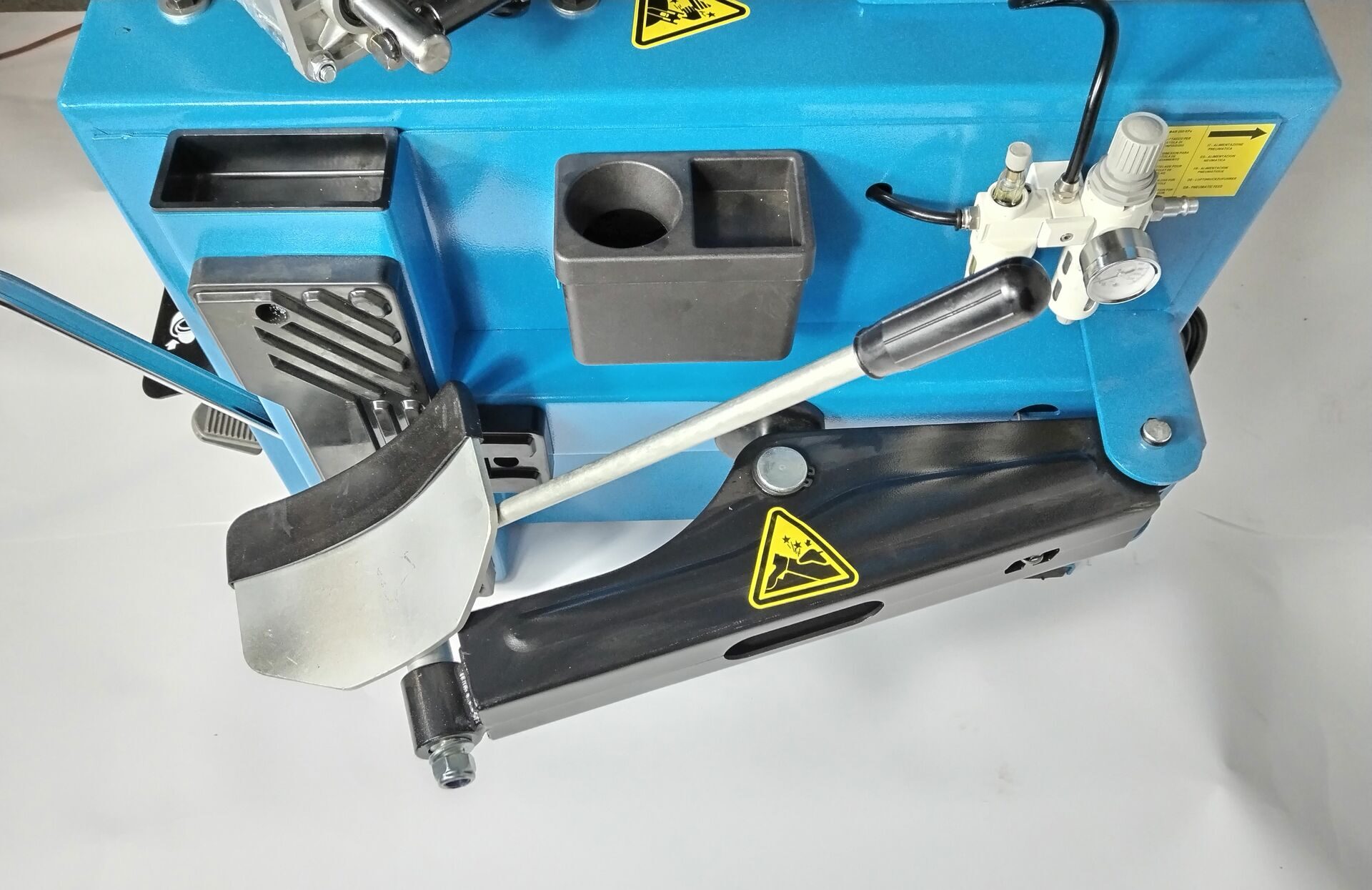 Полуавтоматический шиномонтажный стенд BRANN T324