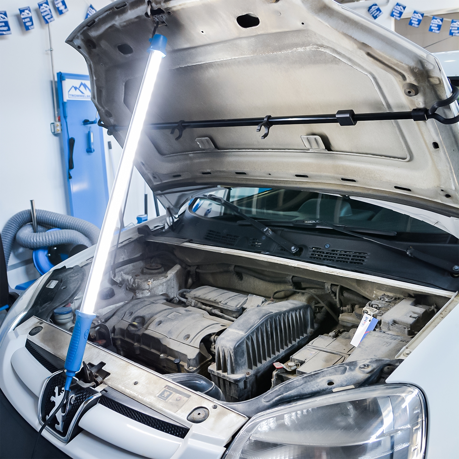 Лампа светодиодная с раздвижным креплением под капот TROMMELBERG L102149