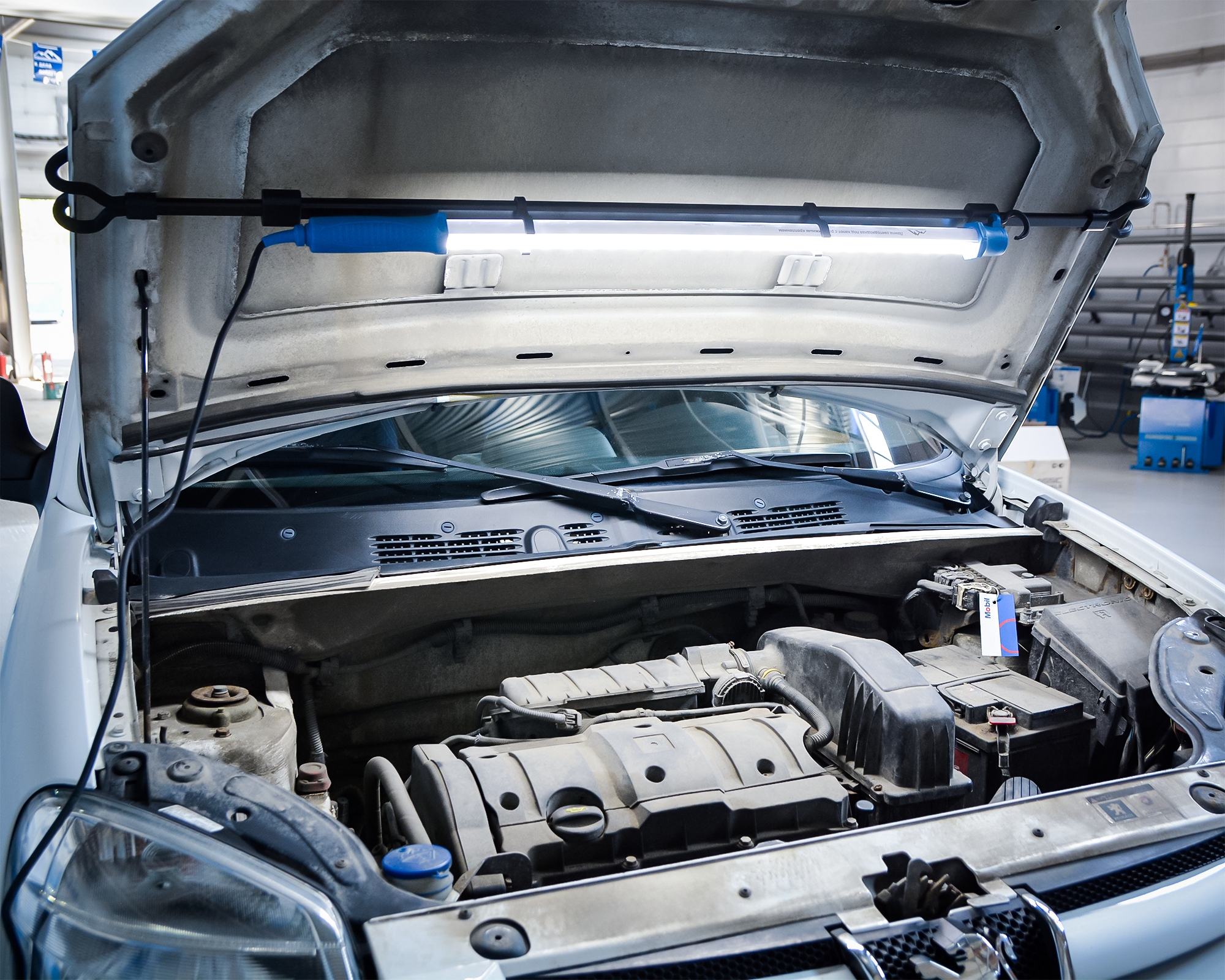 Лампа светодиодная с раздвижным креплением под капот TROMMELBERG L102149