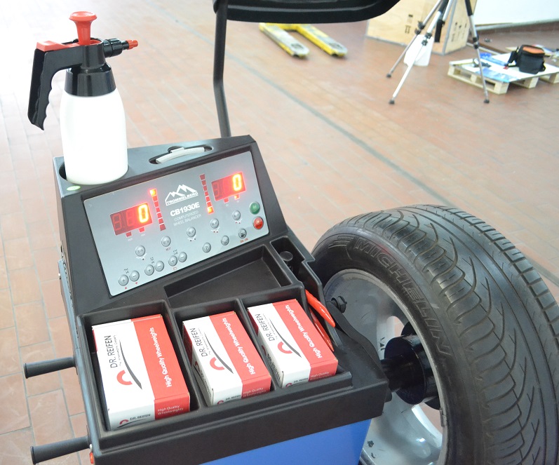 Балансировочный станок TROMMELBERG CB1930E с LED-дисплеем и механической линейкой