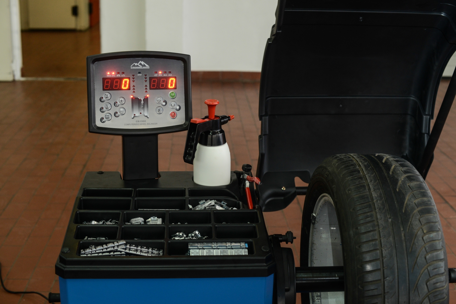 Балансировочный станок TROMMELBERG CB1960B с LED-дисплеем и электронной линейкой