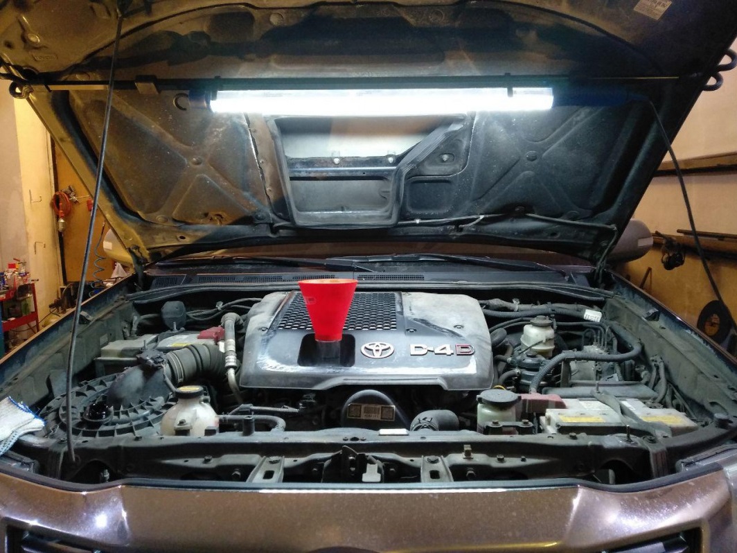 Лампа светодиодная с раздвижным креплением под капот TROMMELBERG L102149