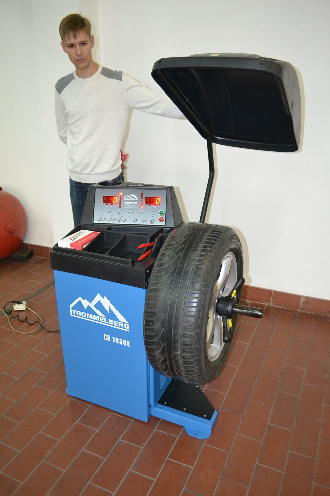 Балансировочный станок TROMMELBERG CB1930E с LED-дисплеем и механической линейкой