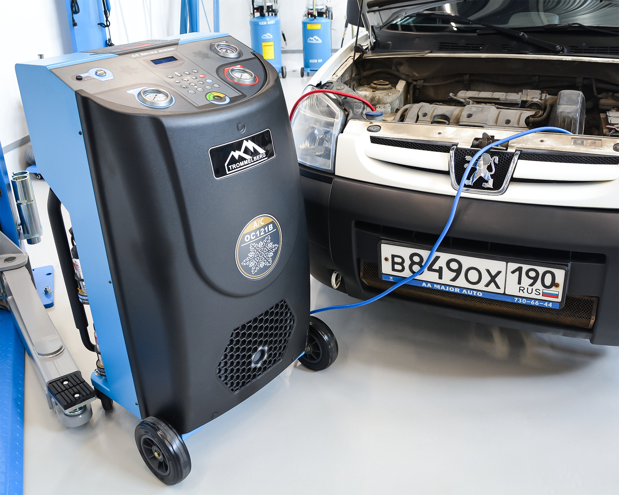 Установка для обслуживания автокондиционеров полуавтомат TROMMELBERG OC121B